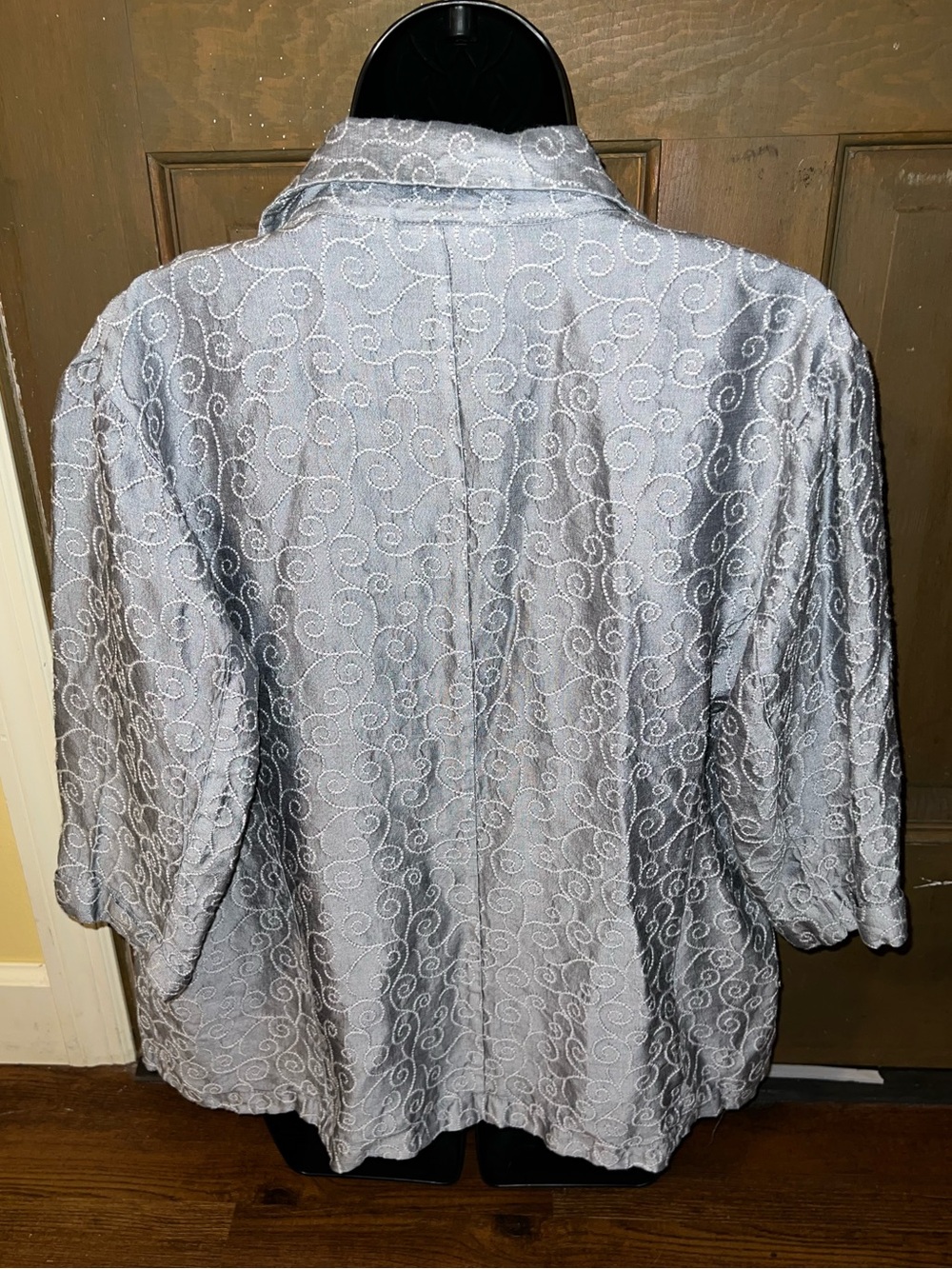 Chico's Design Gray Textured Silk Embroidered Retro Flowy Button Up Shirt Size 2 - Picture 3 of 8